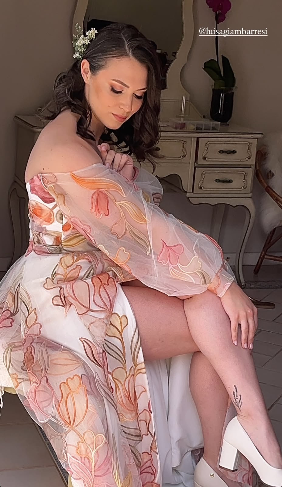 Noiva de robe floral durante o dia da noiva