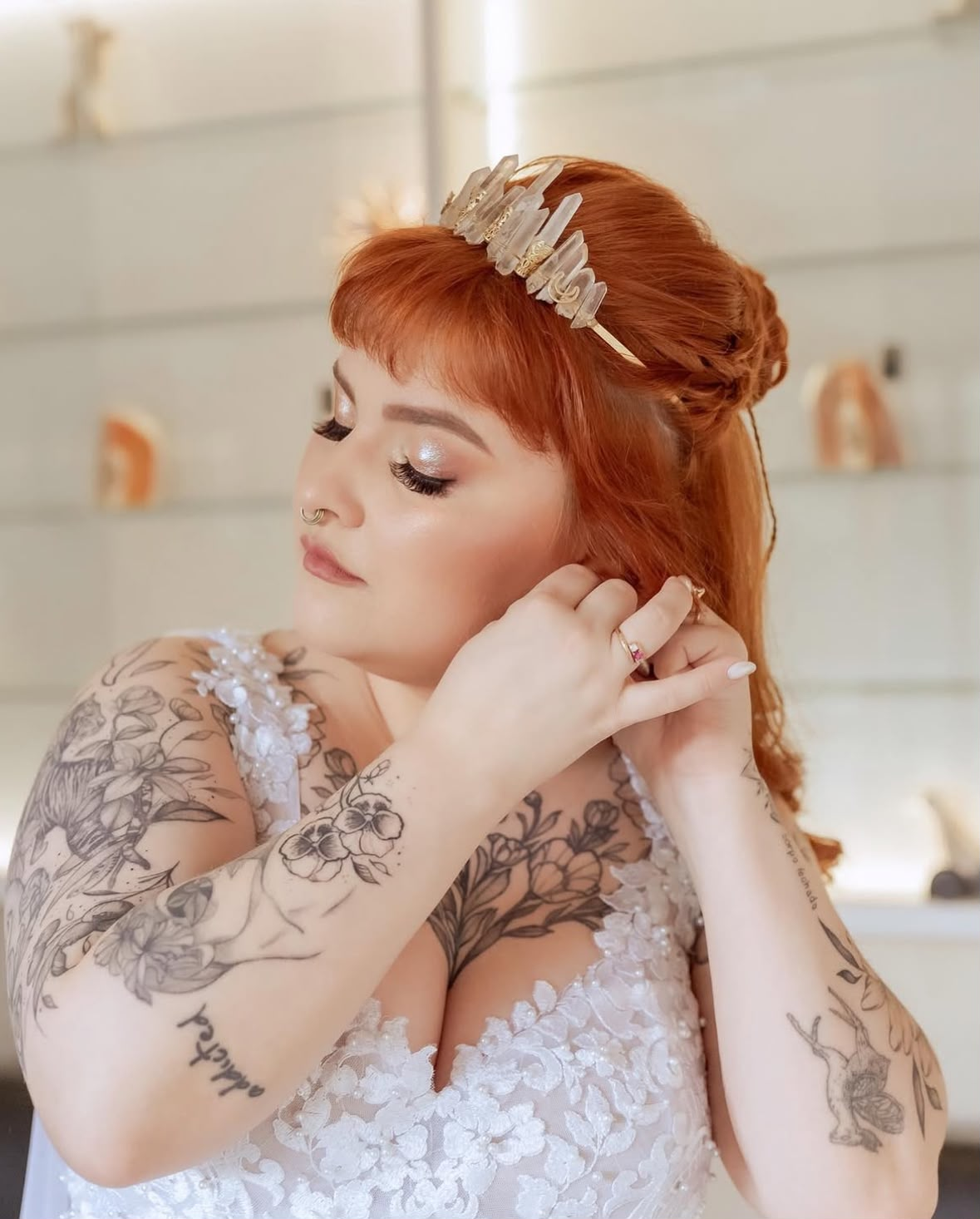 Noiva ruiva com coroa de cristais e vestido de renda bordado